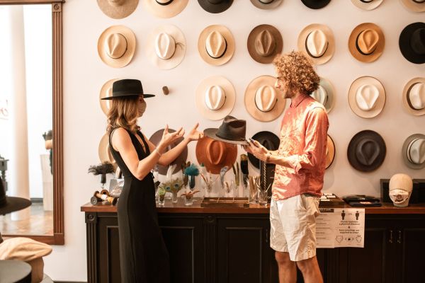 Top chapeaux tendance pour affirmer votre style personnel